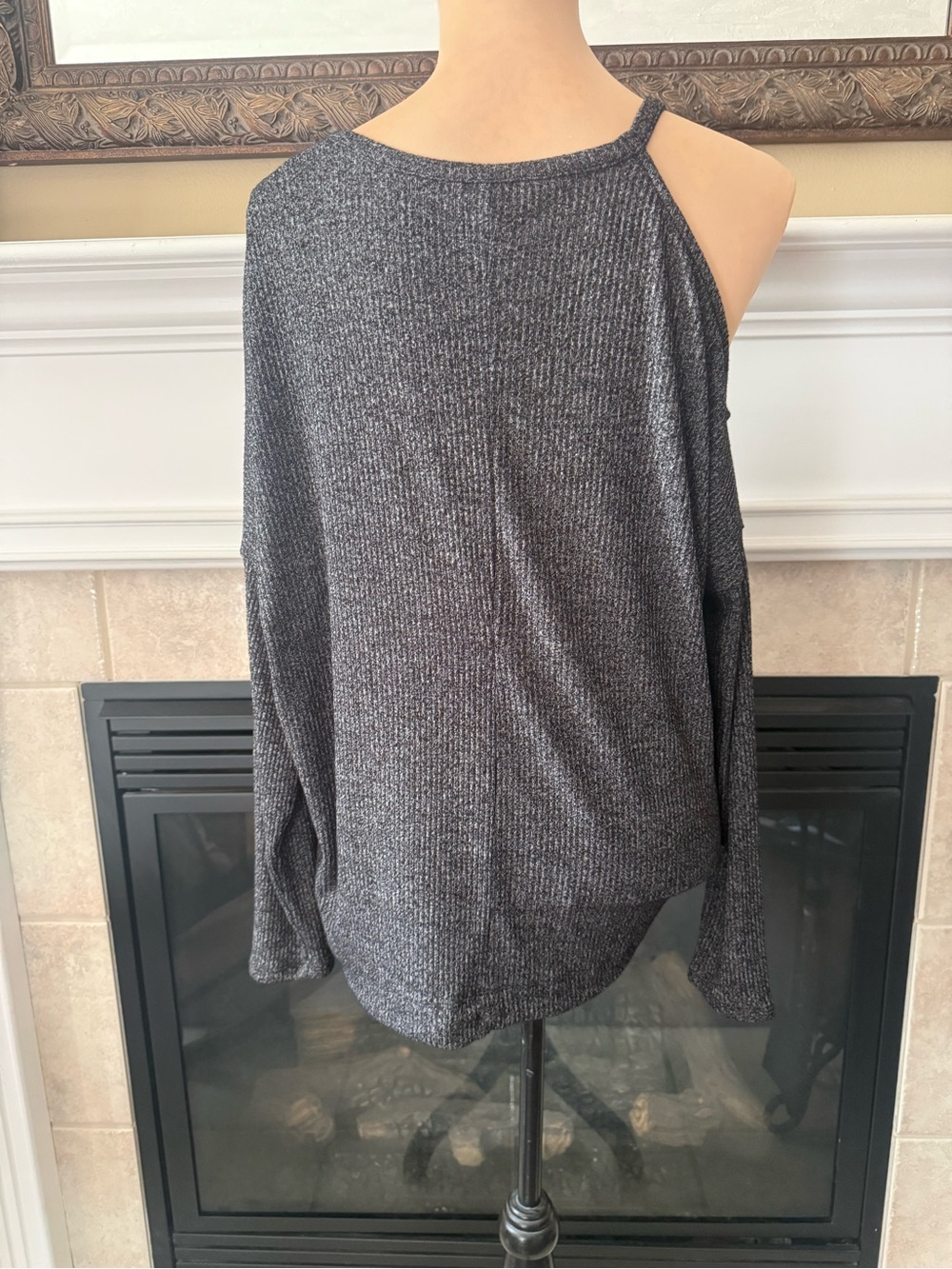 Rock & Republic Cold-Shoulder Lightweight Ribbed Knit top- Charcoal Gray Large